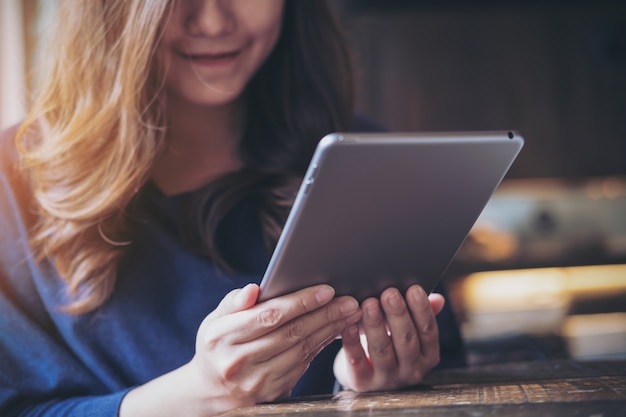 Mujer con tablet pc