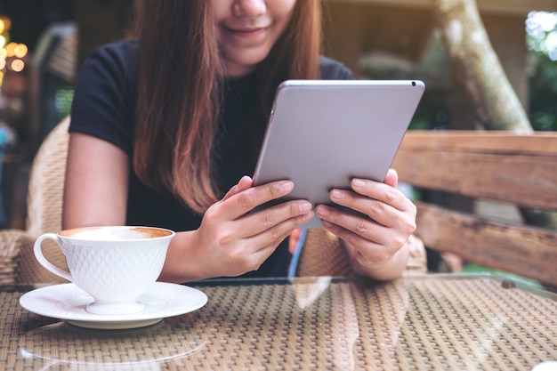 Una mujer con tablet pc