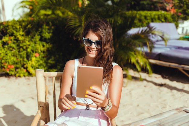 Mujer con una tablet