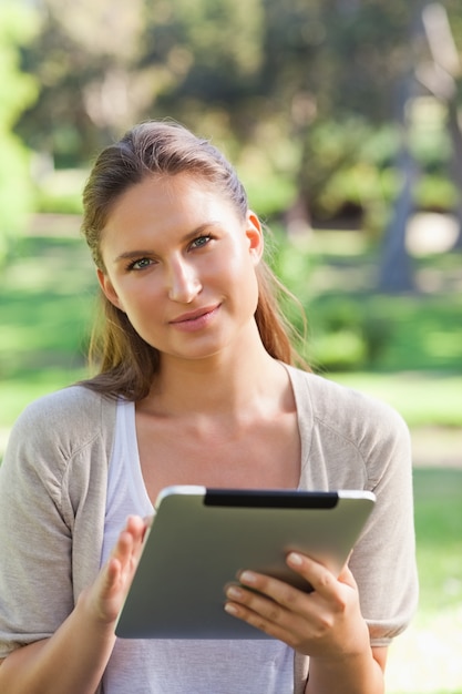 Mujer con una tableta en el campo