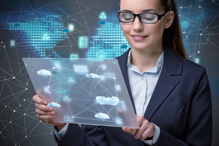 Foto mujer con tableta en concepto de computación en la nube