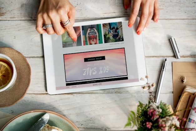 Mujer con tableta digital para compras online