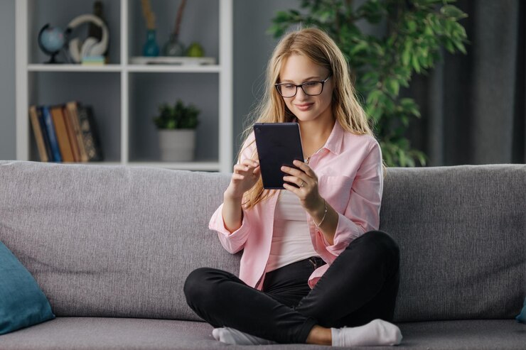 Mujer con tableta en el sofá
