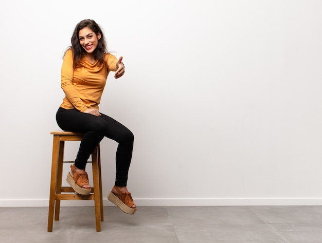 Mujer en un taburete, ofreciendo su mano