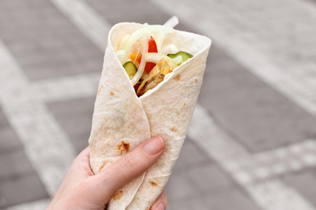 Mujer con taco de pescado al aire libre