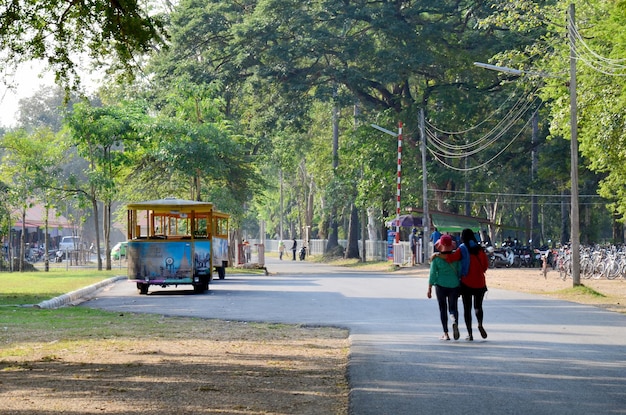 Mujer tailandesa y ancianas viajan y caminan por la calle en la ciudad histórica de Sukhothai y las ciudades históricas asociadas en Sukhothai Tailandia