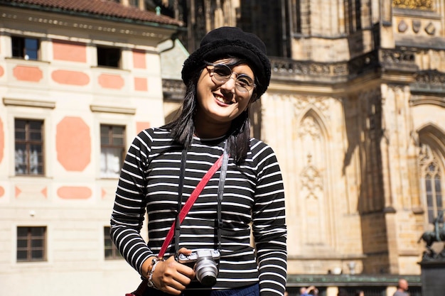 Mujer tailandesa asiática viaja y posa para tomar una foto dentro del castillo de Praga en Praga República Checa