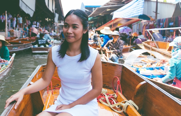 Mujer tailandesa en el mercado flotante