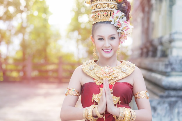 Mujer tailandesa en traje tradicional de Tailandia