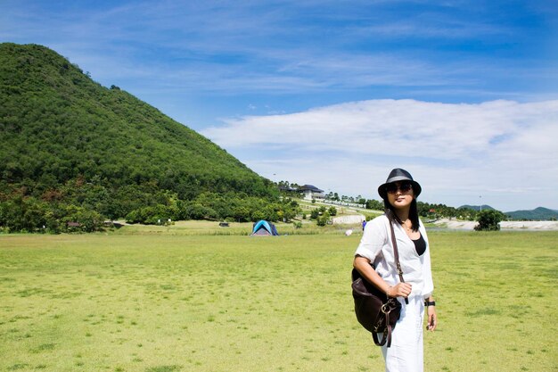 Mujer tailandesa viaja y posa para tomar una foto en la Iniciativa Real y Proyecto Agrícola de Chang Hua Man