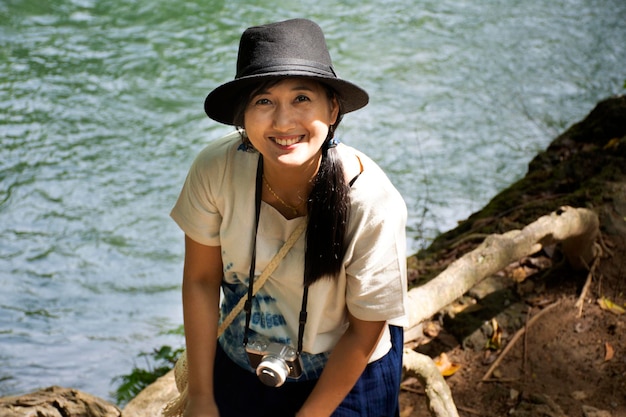 Una mujer tailandesa viaja y posa para tomar una foto en las pequeñas cascadas de Chet Sao Noi o en el Parque Nacional Namtok Chet Sao Noi en el distrito de Muak Lek en la provincia de Saraburi en Tailandia