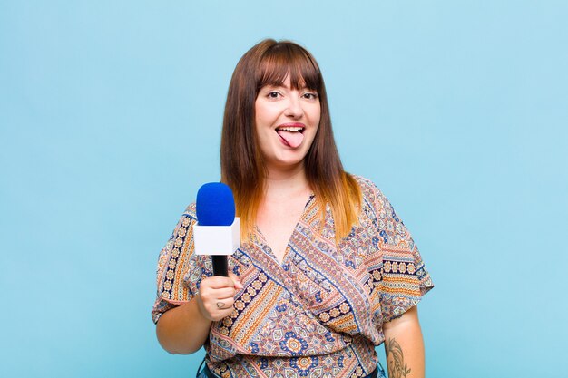 Mujer de talla grande con actitud alegre, despreocupada y rebelde, bromeando y sacando la lengua, divirtiéndose