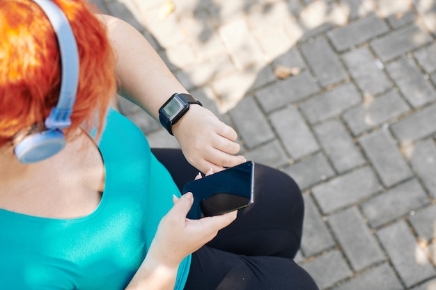 Mujer de talla grande comprobando la aplicación de salud