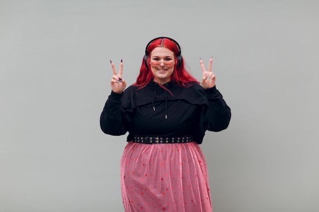 Mujer de talla grande europea Joven cuerpo de pelo rosa rojo chica positiva