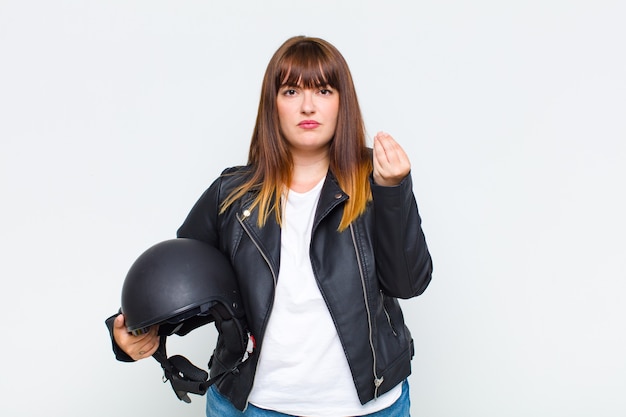 ¡Mujer de talla grande haciendo capice o gesto de dinero, diciéndote que pagues tus deudas!