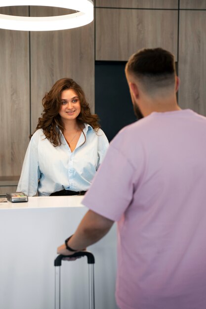 Foto mujer de talla grande de plano medio trabajando en recepción