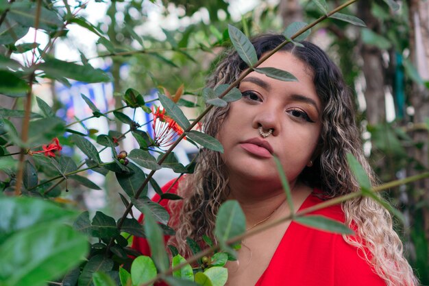 Mujer de talla grande entre las plantas del jardín.