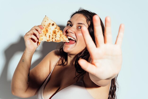 Mujer de talla grande posando en estudio en lencería