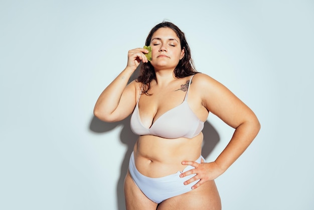 Mujer de talla grande posando en estudio en lencería