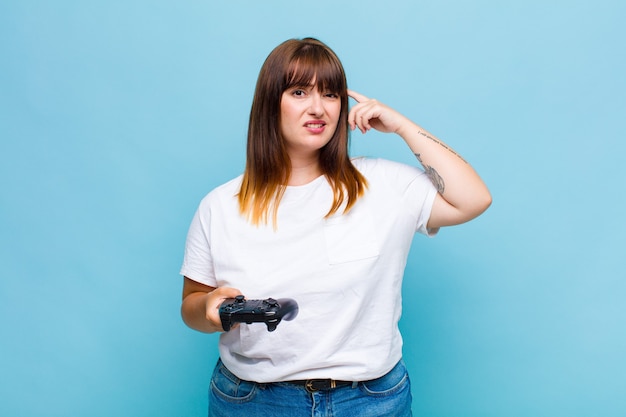 Mujer de talla grande que se siente confundida y desconcertada, mostrando que estás loco, loco o loco