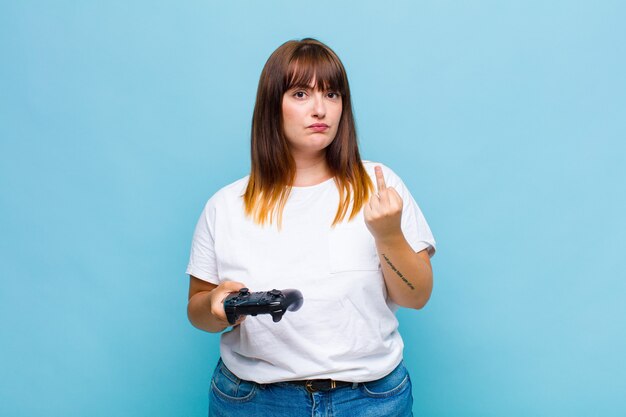 Mujer de talla grande que se siente enojada, molesta, rebelde y agresiva, moviendo el dedo medio, contraatacando