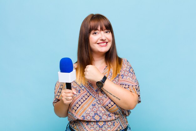 Mujer de talla grande que se siente feliz, positiva y exitosa, motivada al enfrentar un desafío o celebrar buenos resultados