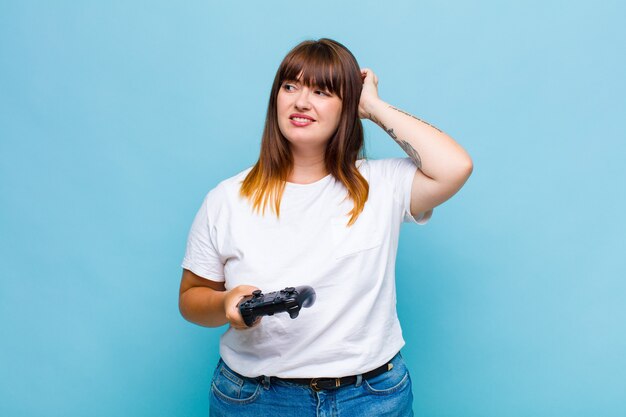 Mujer de talla grande que se siente perpleja y confundida, rascándose la cabeza y mirando hacia un lado