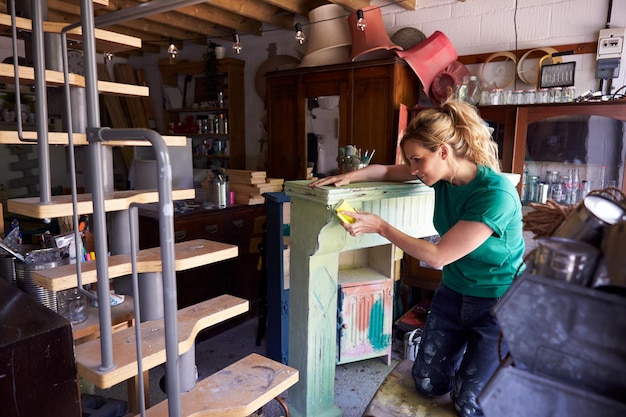 Mujer en taller de reciclaje y trabajo en entorno de fuego