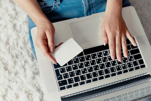 Mujer con tarjeta de crédito para compras en línea Pago y trabajando en una computadora portátil Mujer usando una computadora portátil