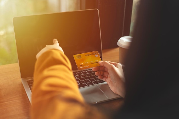 Mujer con tarjeta de crédito y usando una computadora portátil Compras en línea banca por Internet