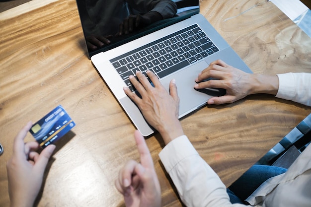 Mujer con tarjeta de crédito y usando computadora portátil Concepto de compras en línea