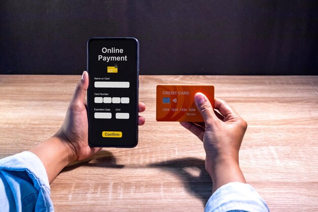 Mujer con tarjeta de crédito y usando un teléfono inteligente para hacer pagos en línea Concepto de compras en línea