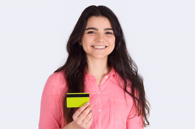 Mujer con tarjeta de crédito.