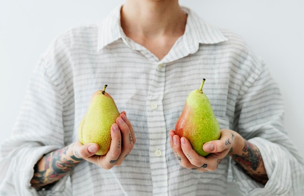 Mujer tatuada en una camisa de lino con peras