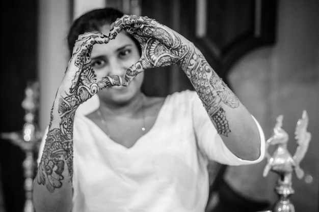 Mujer con tatuaje de henna en forma de corazón