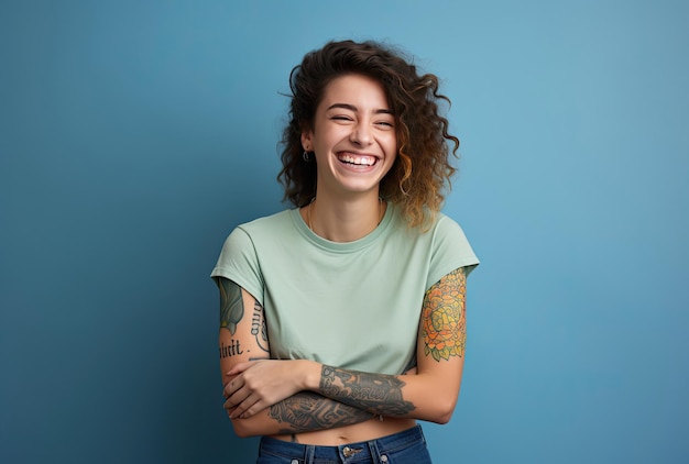 Una mujer con tatuajes vibrantes en los brazos sonriendo alegremente
