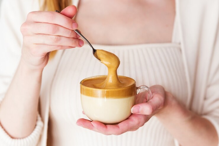Mujer con una taza de café Dalgona helado. Bebida de tendencia coreana