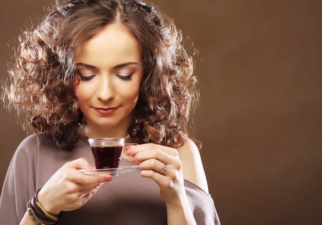 Mujer con una taza de café expreso