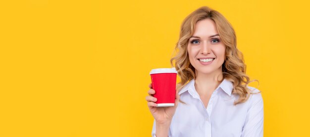 Mujer con taza de café mujer rubia sonriente con taza de café sobre fondo amarillo Banner de retrato de cara aislada de mujer con espacio de copia simulada