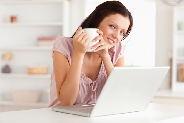 Mujer con taza de café y portátil