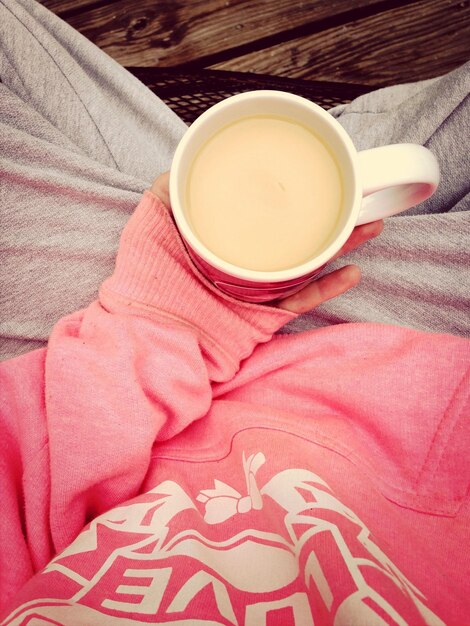 Foto mujer con taza de café