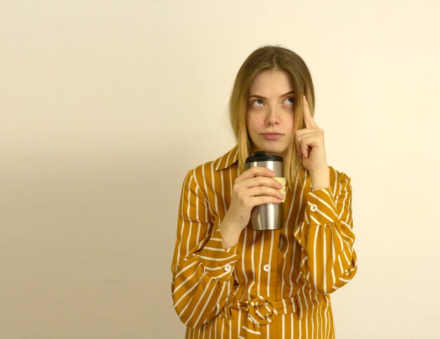 mujer con una taza de cafe