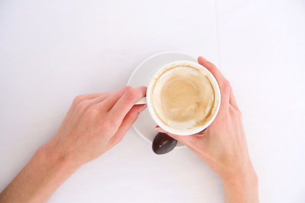 mujer con taza de café