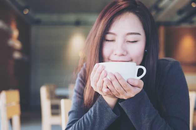 Mujer con taza de café