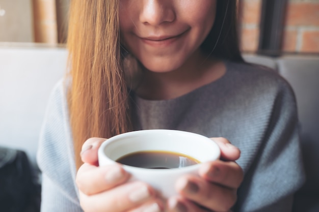 Mujer con taza de café