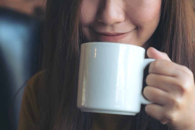 Mujer con taza de café