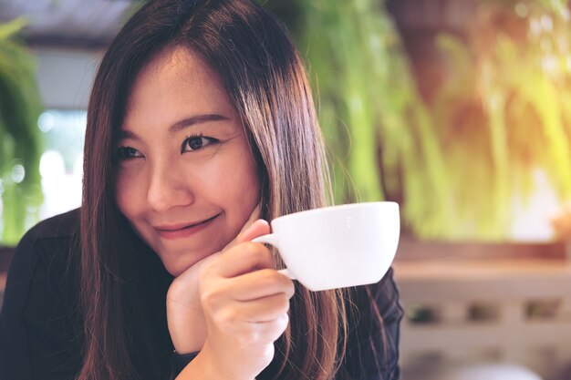 Mujer con taza de café