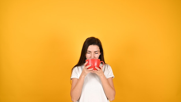 Mujer con taza roja