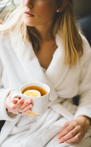 Mujer con una taza de té