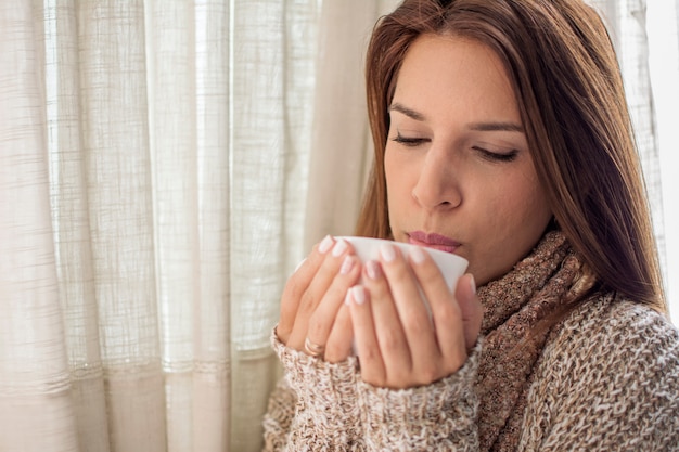 Mujer con una taza de té.